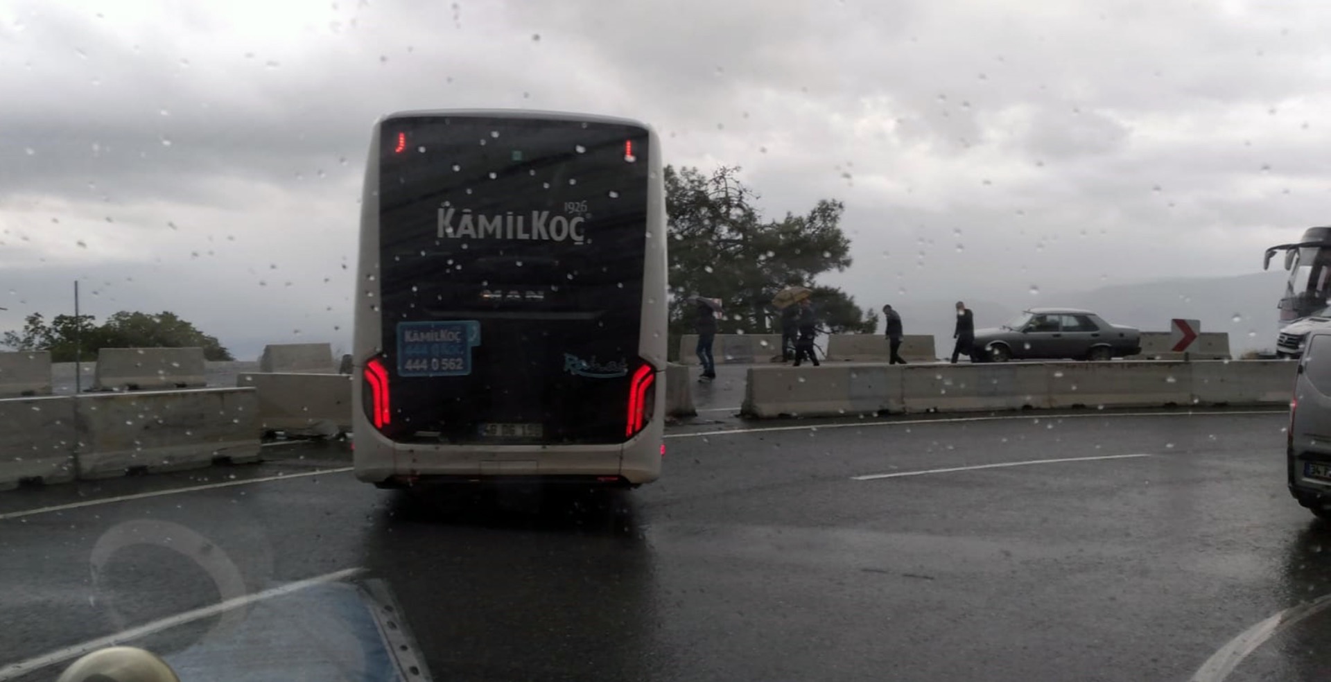 Sakar’da korkutan kaza! Yolcu otobüsü refüje çarpıp karşı şeride geçti