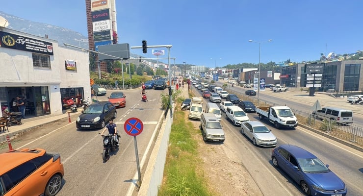 Yangında AVM tahliye edildi! Ortakent Yahşi’de çıkan yangın kontrol altına alındı