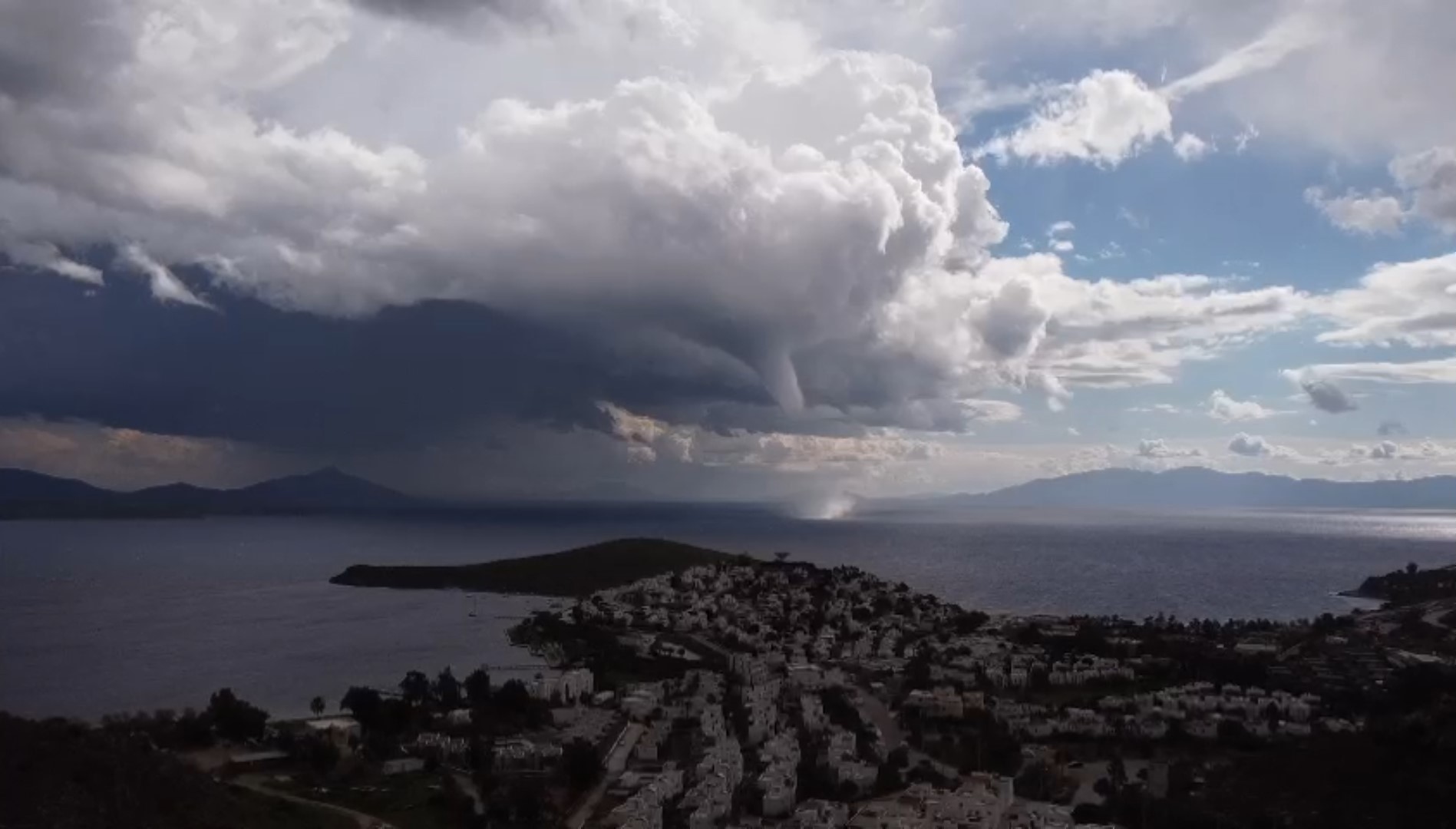 Bodrum’da denizde beliren hortumun ardından dolu ve sağanak bastırdı