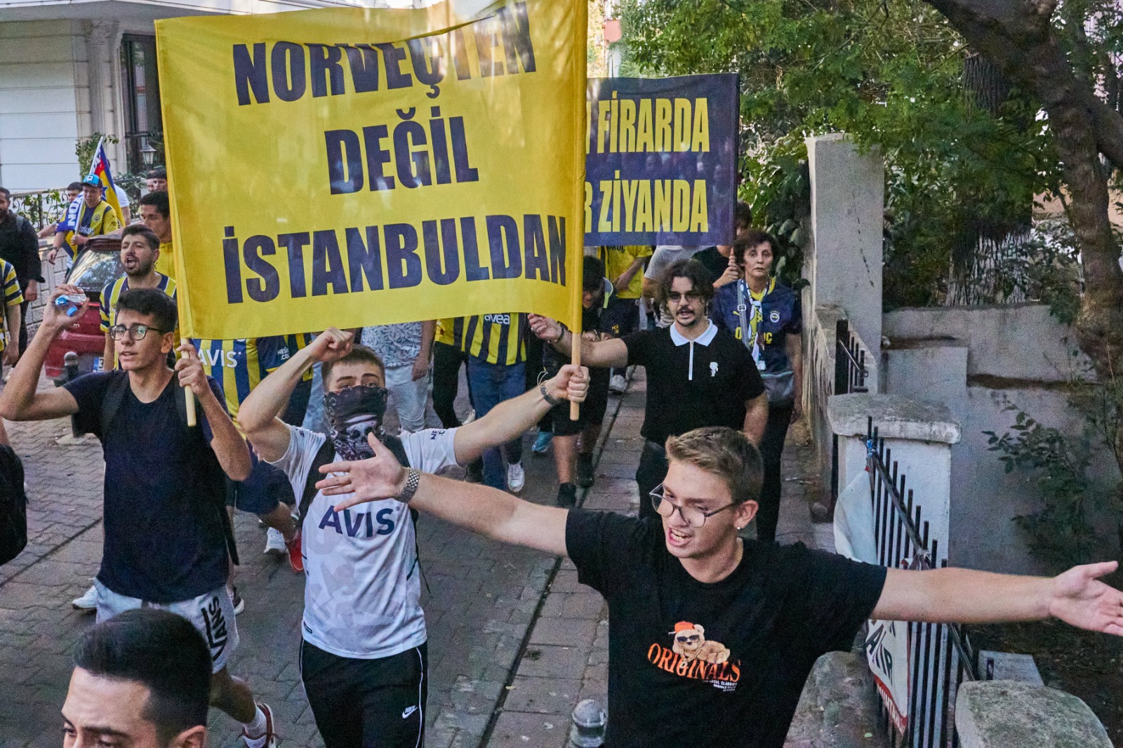 Fenerbahçe taraftarı Kadıköy'de Ali Koç ve yönetimini protesto etti