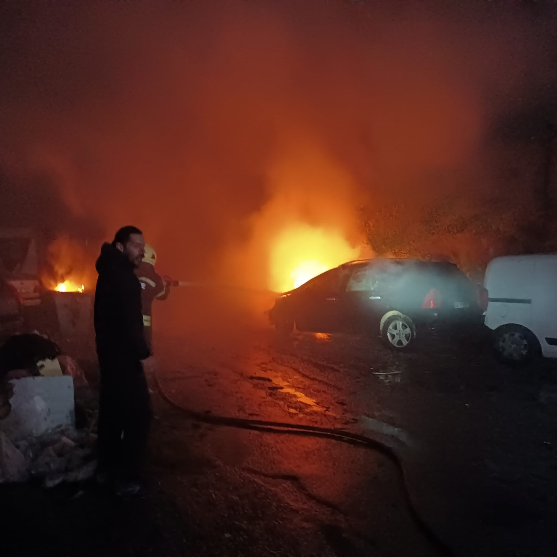 Bodrum'da sanayi sitesine yıldırım düştü: İki araç yandı