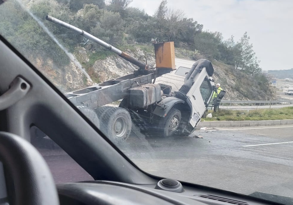  Havalimanı köprüsüne takılan Tır ikiye ayrıldı! 