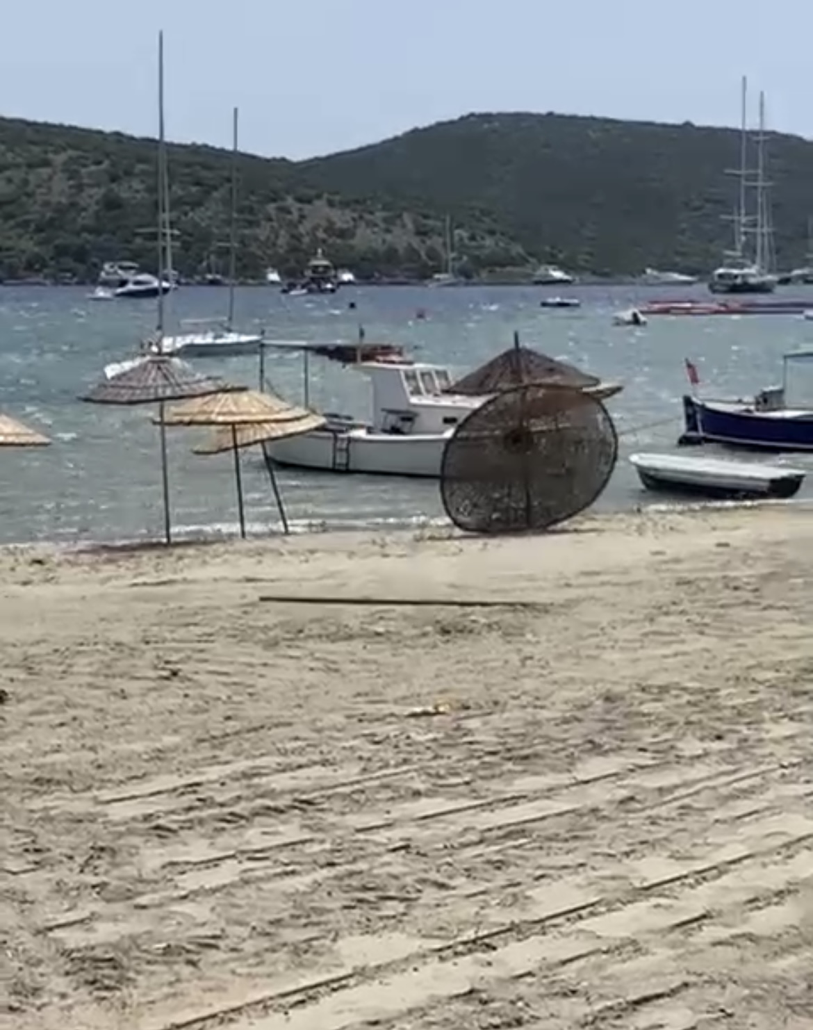 Gecekondu Plaj, Bitez’de tehlike saçtı!