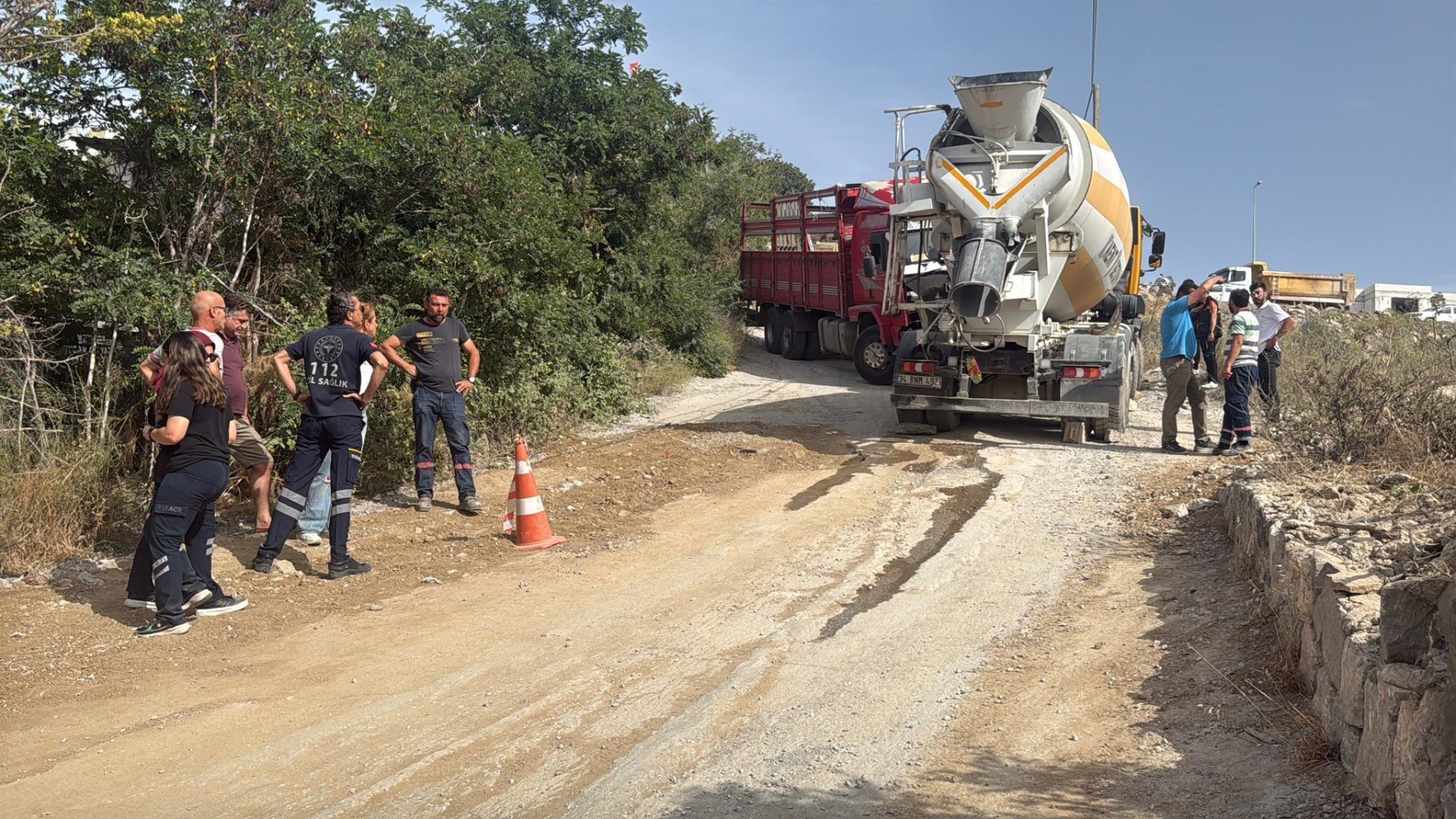Beton mikseri ile kayan kamyonetin arasında kalan sürücü hayatını kaybetti