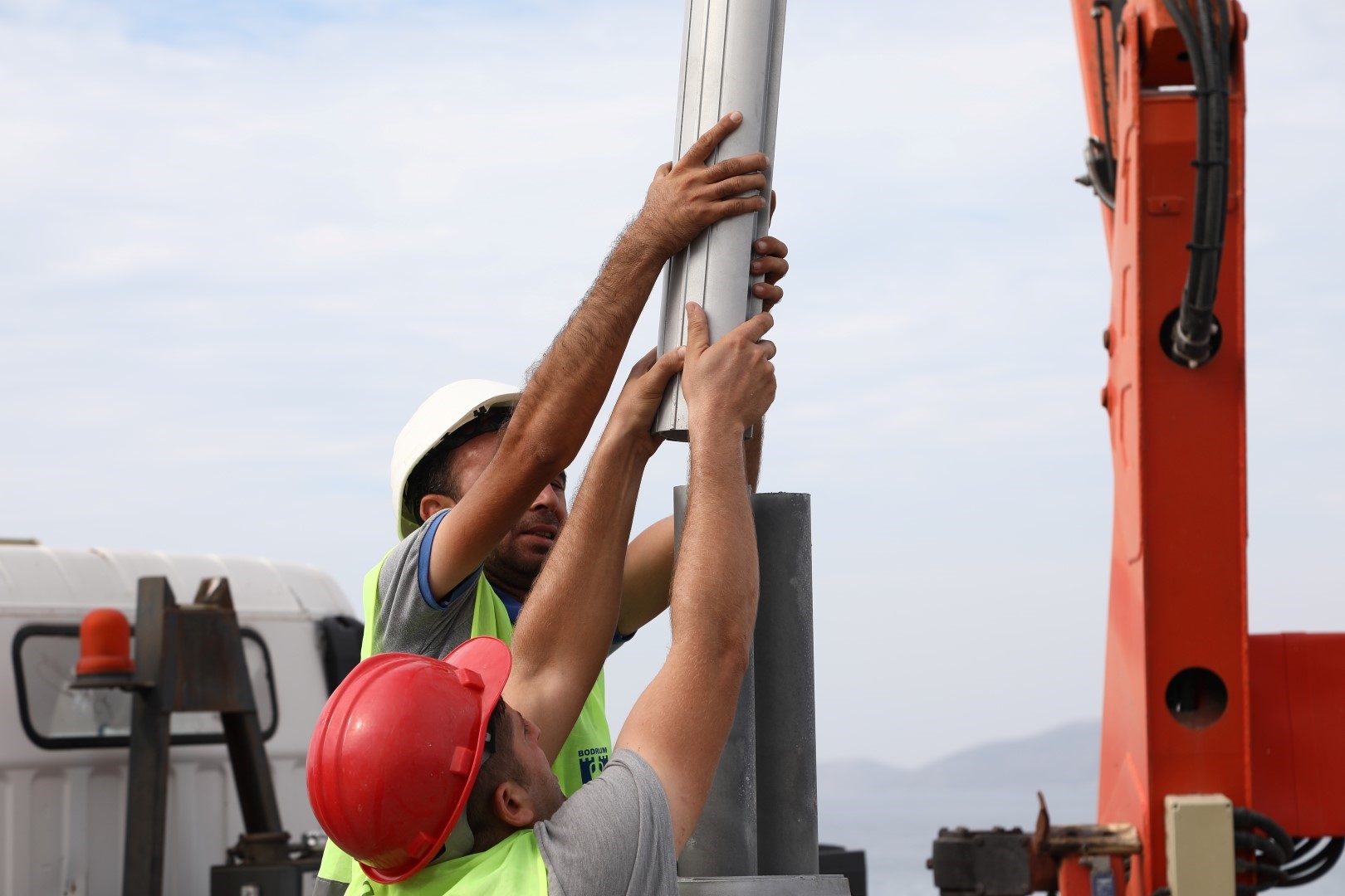 Turgutreis kıyı şeridinde aydınlatma çalışmaları sürüyor