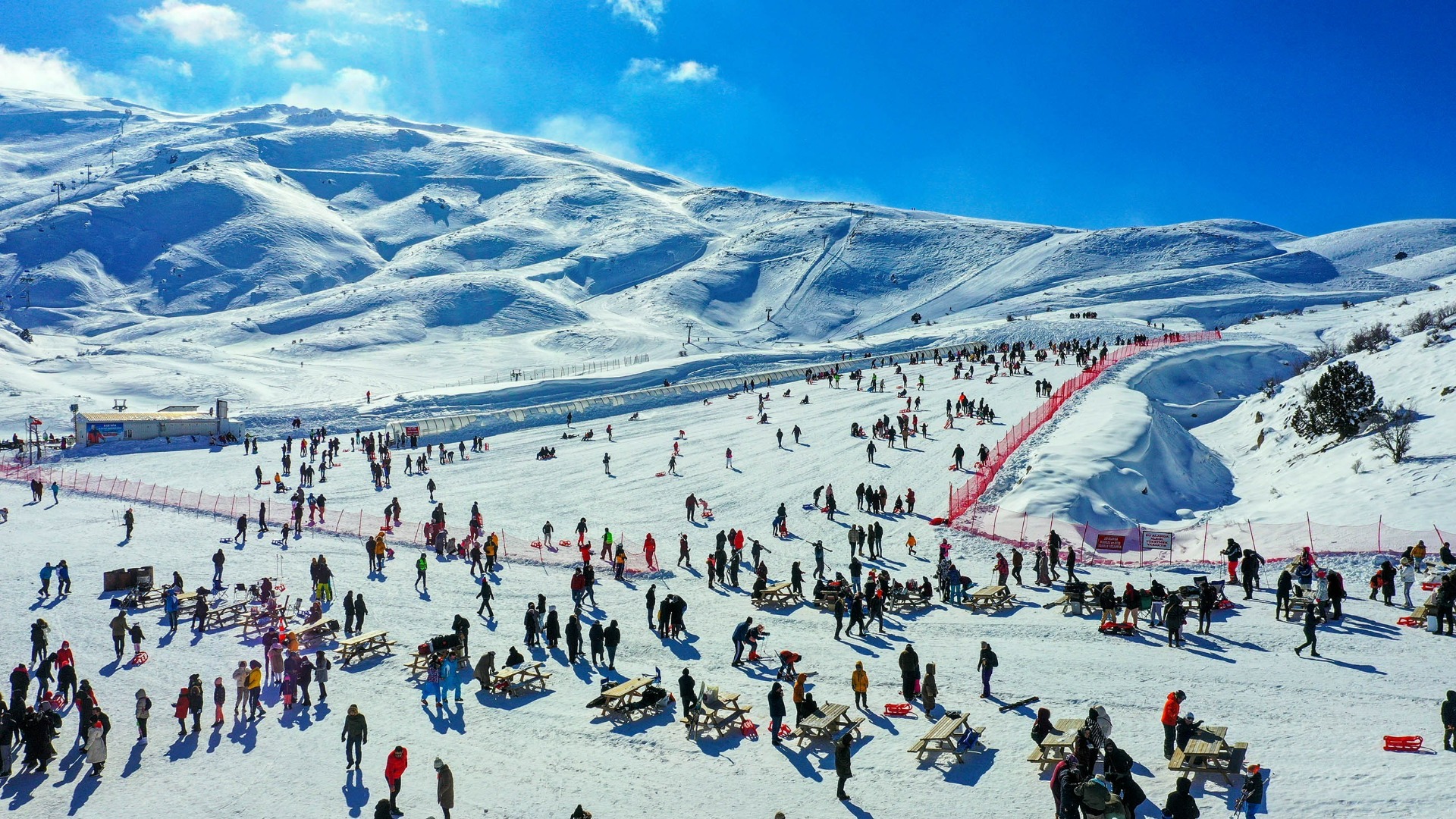 Kar kalınlığında 4. sırada olan kayak merkezine yoğun ilgi