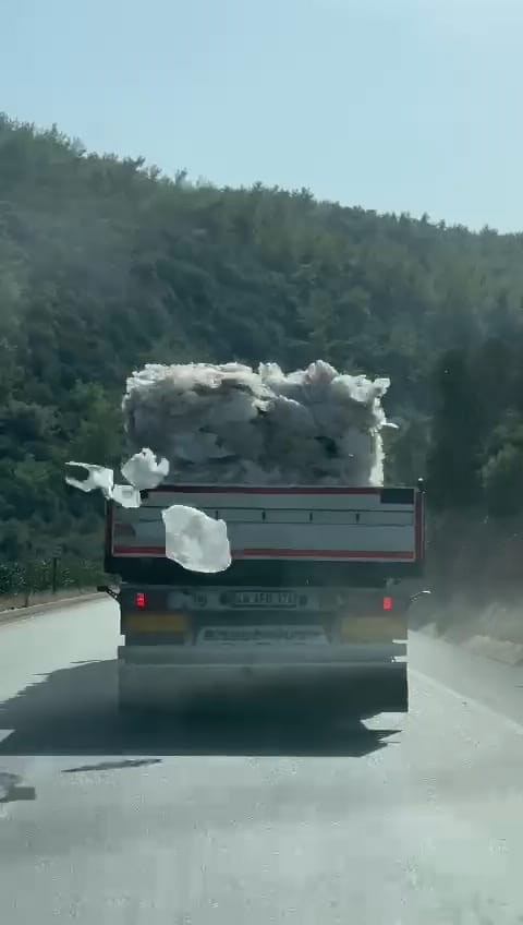 Plastik malzeme taşıyan tır trafiği tehlikeye düşürdü