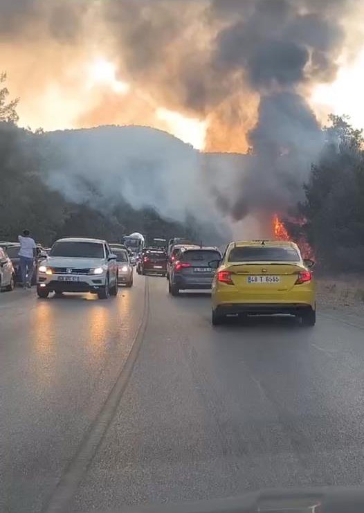 Motosikletle çarpışan araçta yangın çıktı: 1 ölü, 2 yaralı