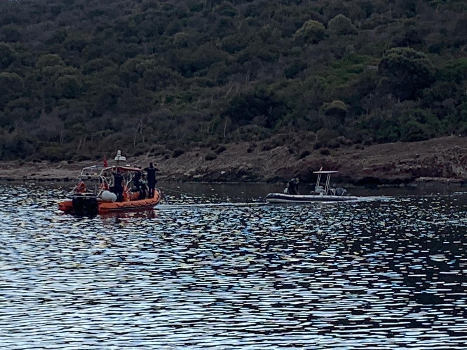 Batmak üzere olan bottaki göçmenleri tekneciler kurtardı