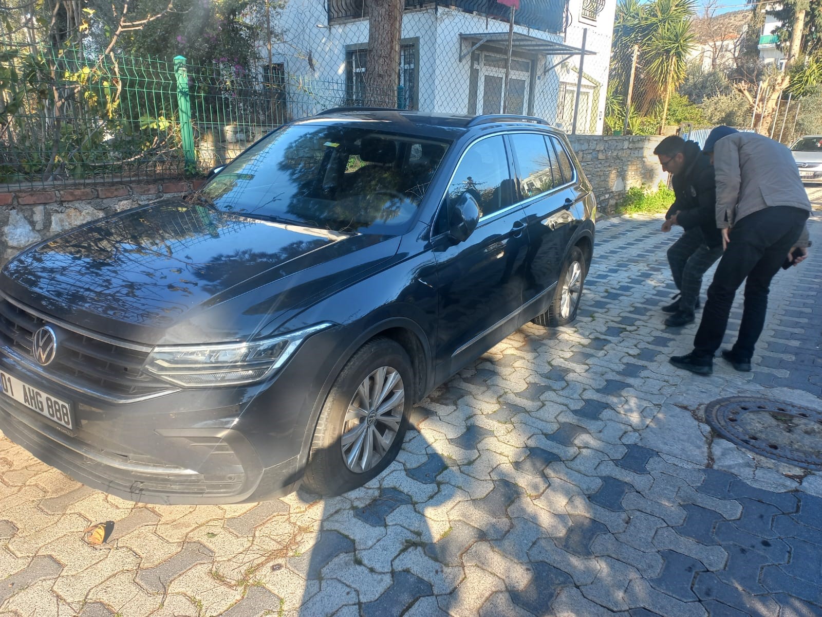 Araçların lastiklerini kesen şahıs, güvenlik kamerasına yakalandı