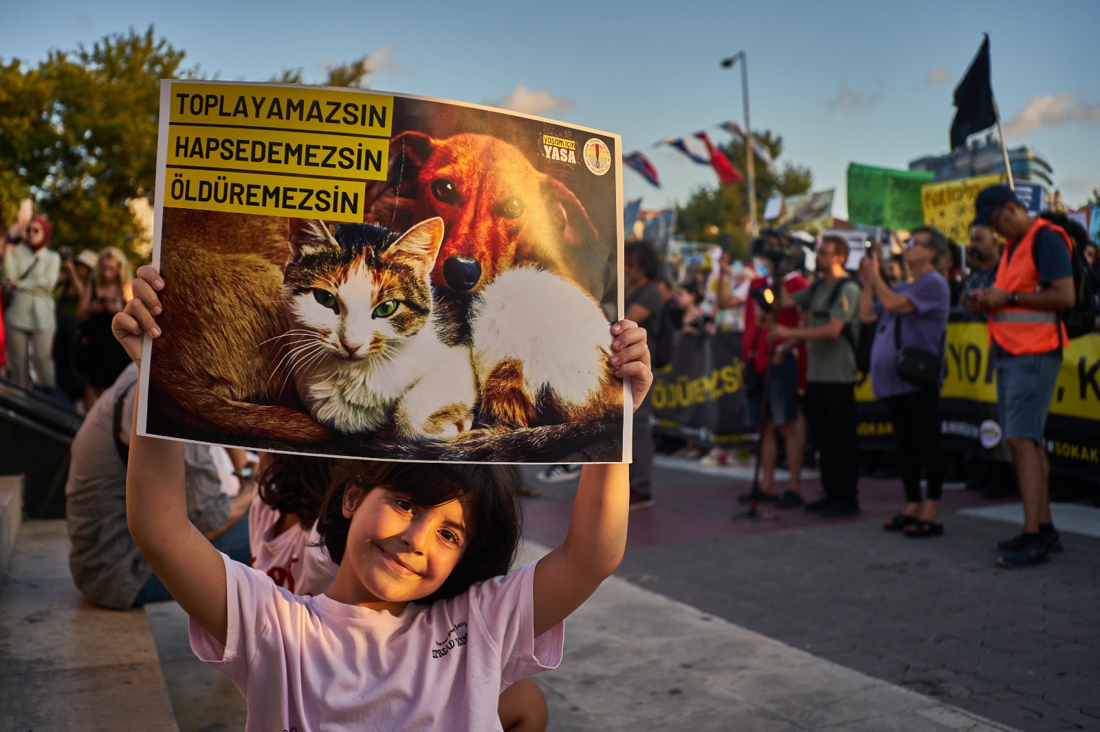 Binlerce yaşam hakkı savunucusu İstanbul Kadıköy'de katliam yasasını protesto etti