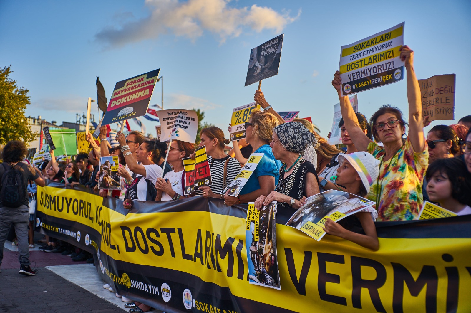 Binlerce yaşam hakkı savunucusu İstanbul Kadıköy'de katliam yasasını protesto etti