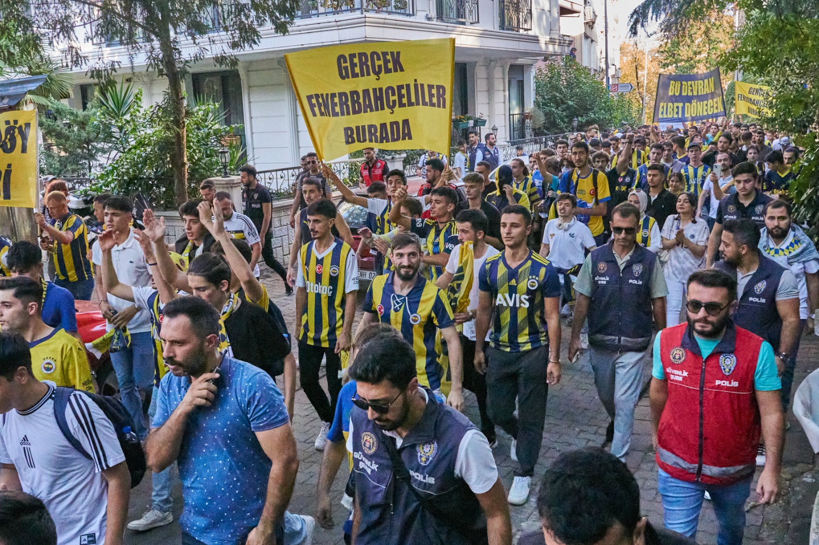 Fenerbahçe taraftarı Kadıköy'de Ali Koç ve yönetimini protesto etti