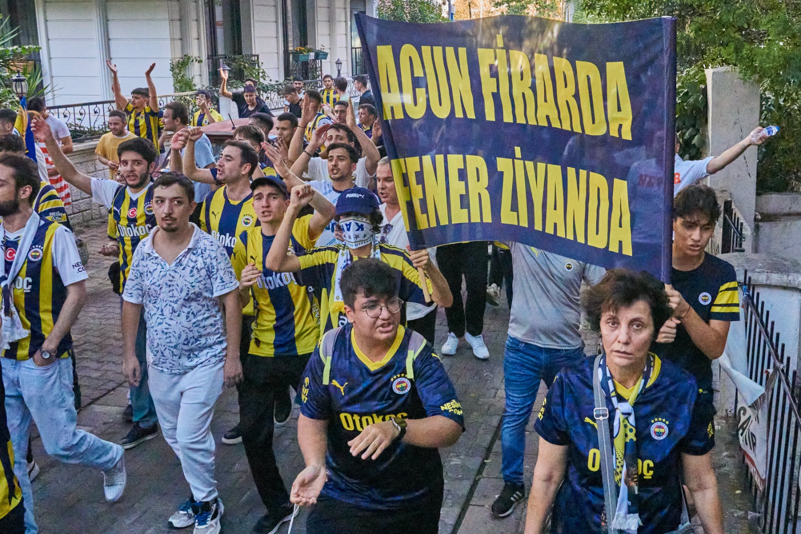 Fenerbahçe taraftarı Kadıköy'de Ali Koç ve yönetimini protesto etti