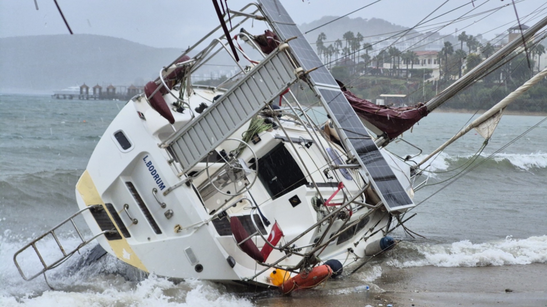 Bodrum’da etkili olan fırtınada yelkenli tekne karaya vurdu