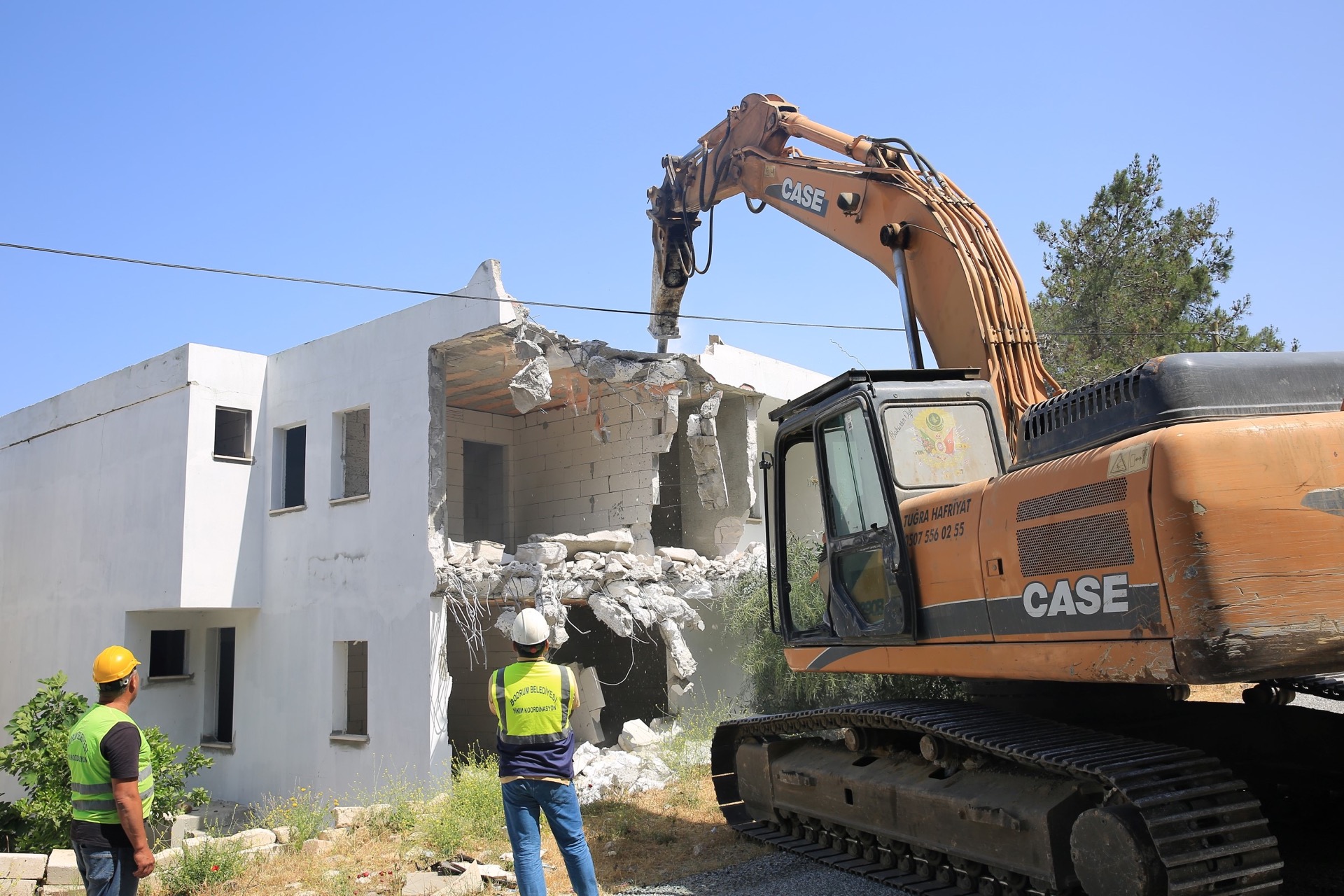 Bodrum'da imara aykırı yapılar yıkılıyor