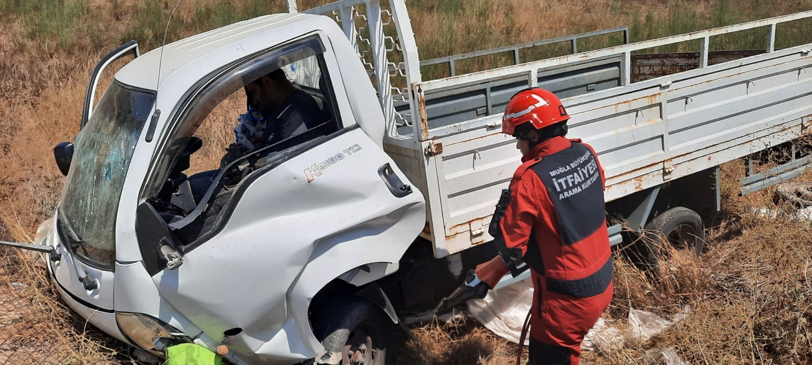 Bodrum’da kamyonet tarlaya uçtu: 2 yaralı