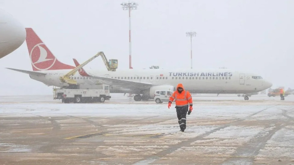 İstanbul'da kar yağışı: Birçok uçak seferi daha iptal edildi