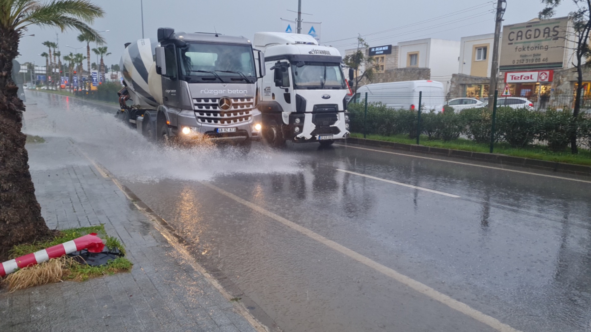 Bodrum’da fırtına ve sağanak yağış etkili oldu