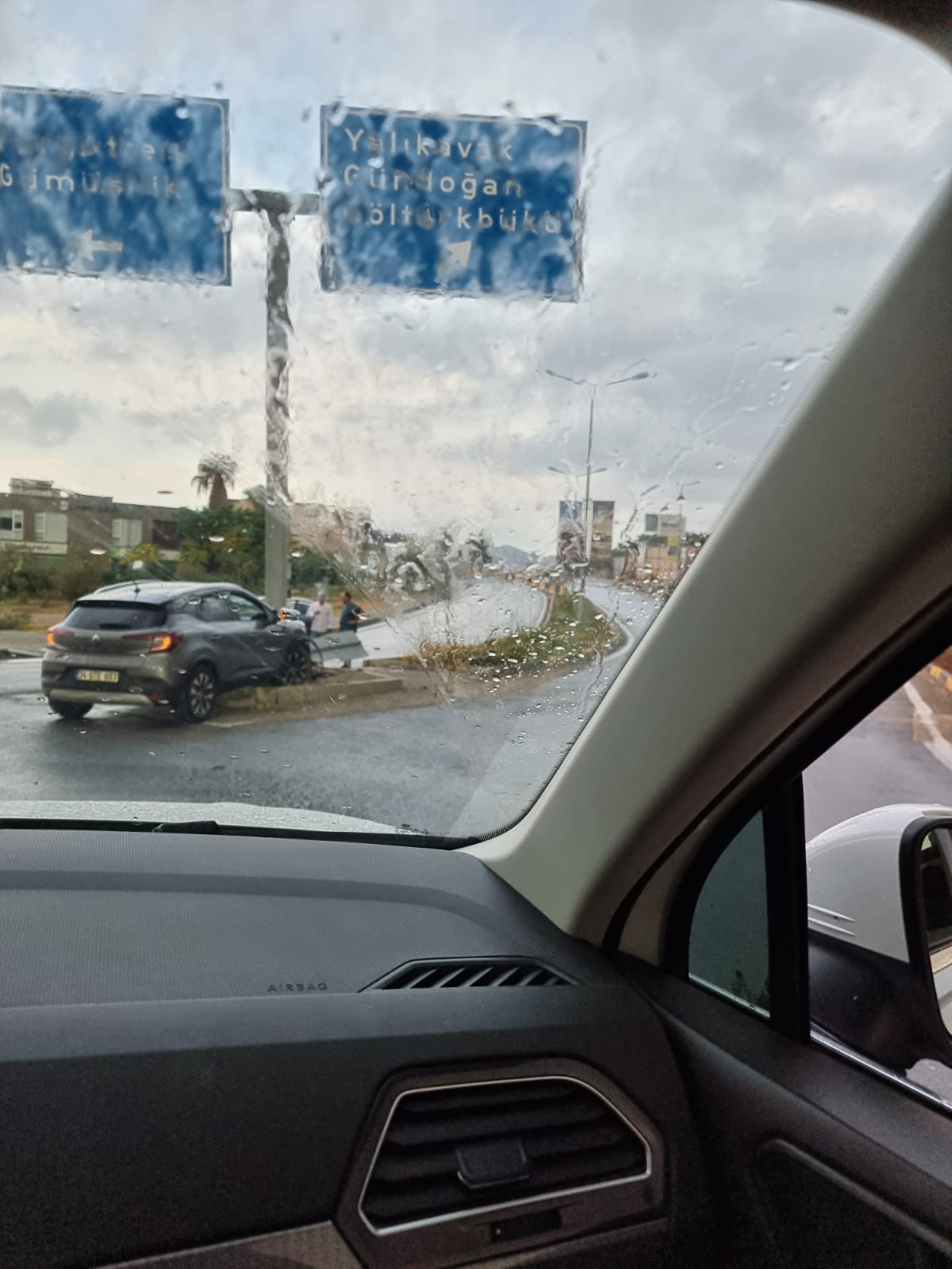 Yarım saatlik yağmur trafiği altüst etti