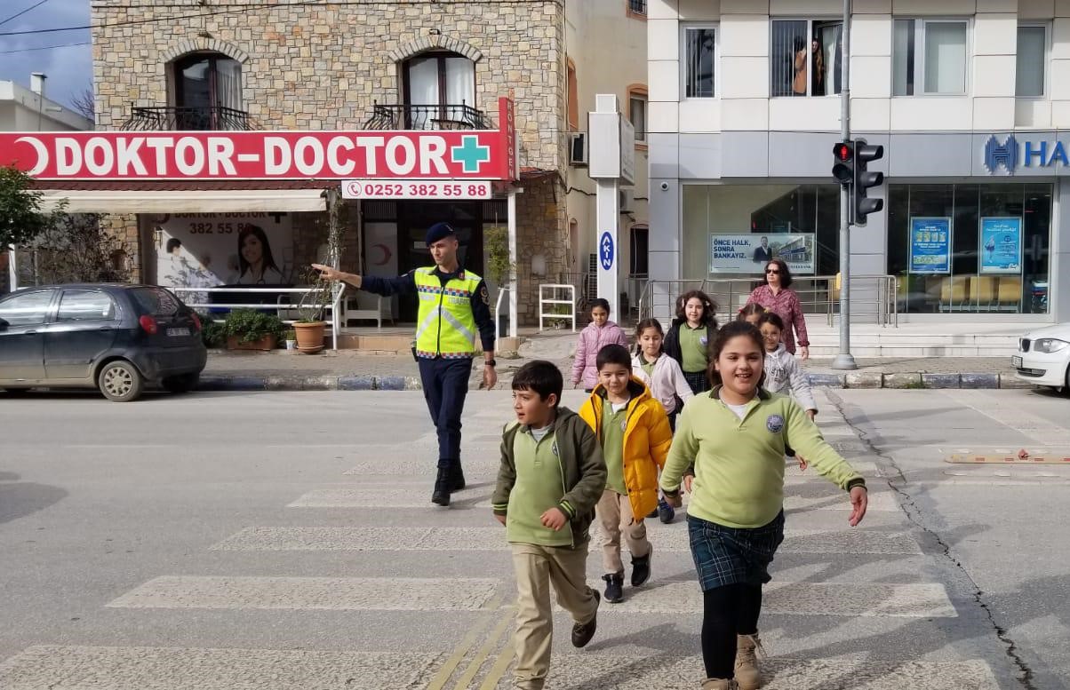 Bodrum jandarmadan öğrencilere uygulamalı trafik eğitimi