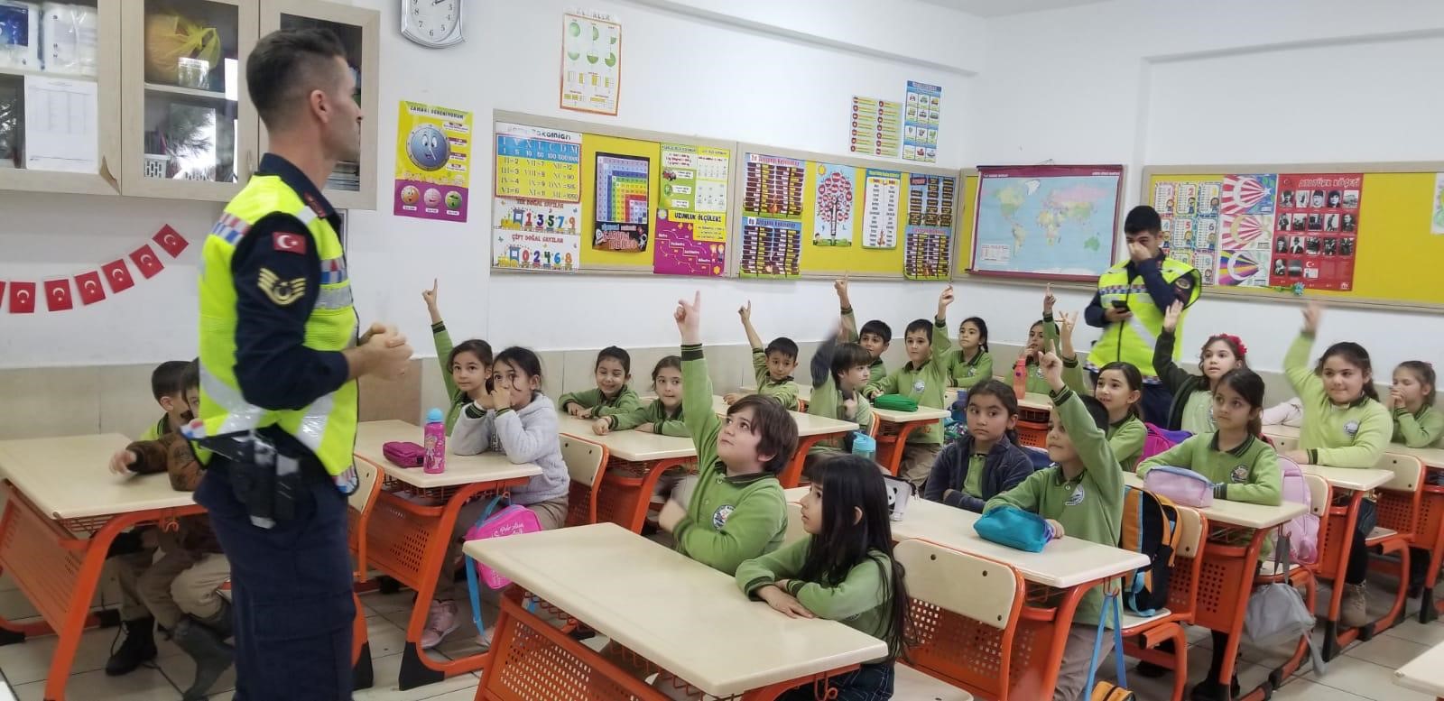 Bodrum jandarmadan öğrencilere uygulamalı trafik eğitimi