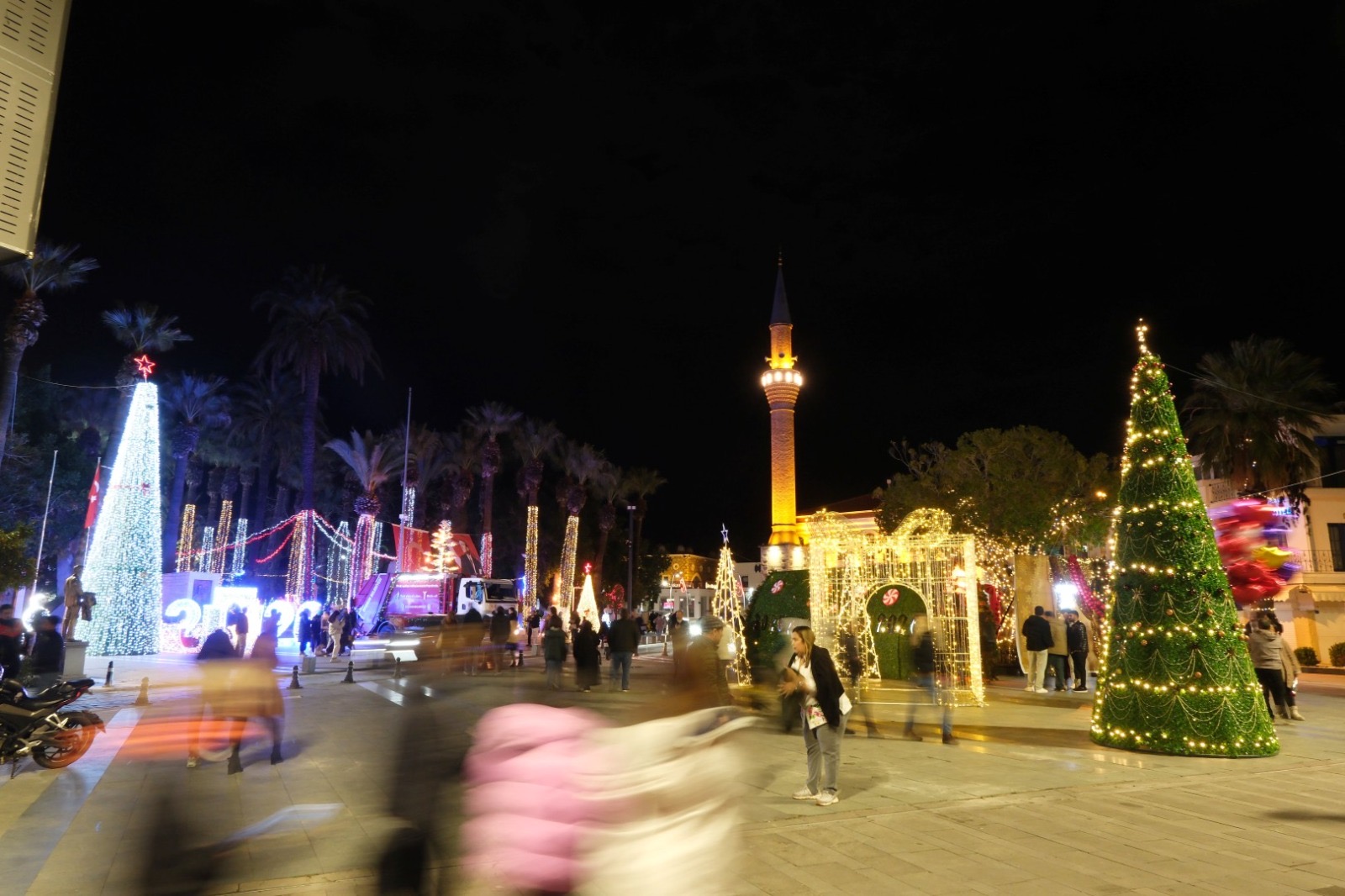 Yeni Yılda Meydanın Işıltısı Fotoğraf Karelerinde Ölümsüzleşti