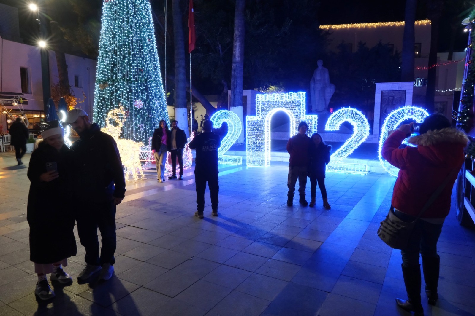 Yeni Yılda Meydanın Işıltısı Fotoğraf Karelerinde Ölümsüzleşti
