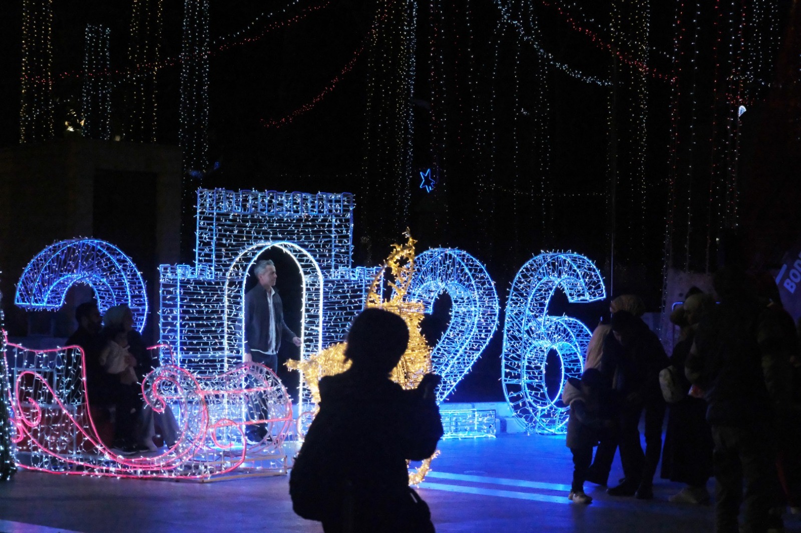 Yeni Yılda Meydanın Işıltısı Fotoğraf Karelerinde Ölümsüzleşti