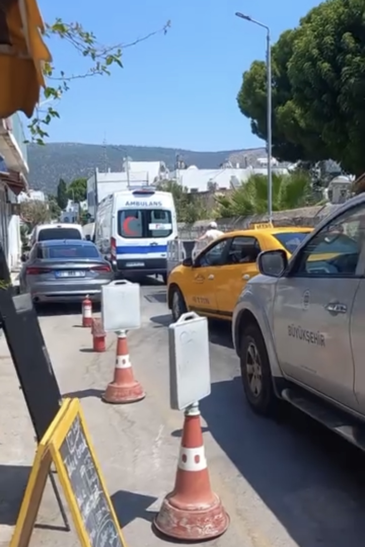 Turgutreis Caddesi’nde Araç Parkı Hayati Risk Oluşturuyor