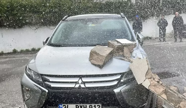 Bodrum’da fırtına; ağaçlar devrildi, motoryat karaya oturdu, feribot seferleri iptal edildi