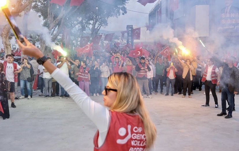 ÖZGÜR ÖZEL: “OĞAN, İLK TURDAKİ TEZLERİNİ TERK ETTİ”