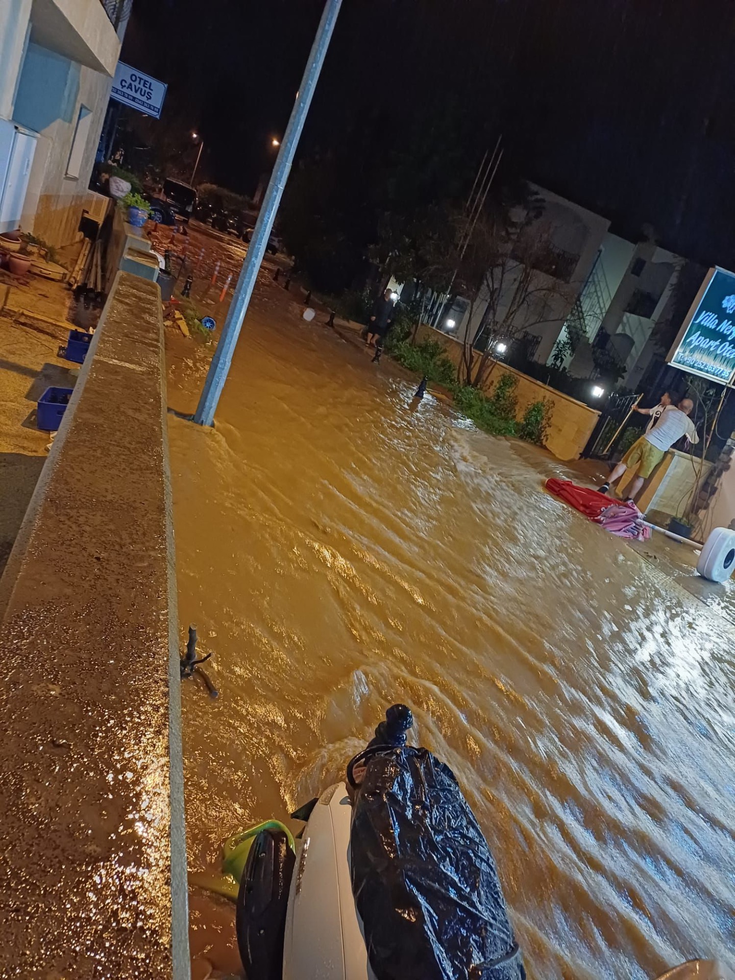 Bodrum’u sel vurdu, ev ve iş yerlerini su bastı