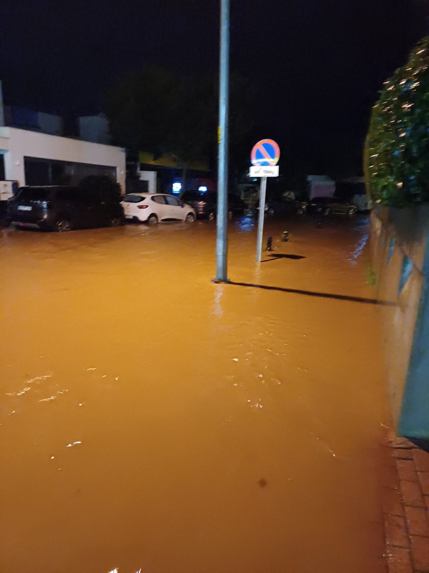 Bodrum’u sel vurdu, ev ve iş yerlerini su bastı