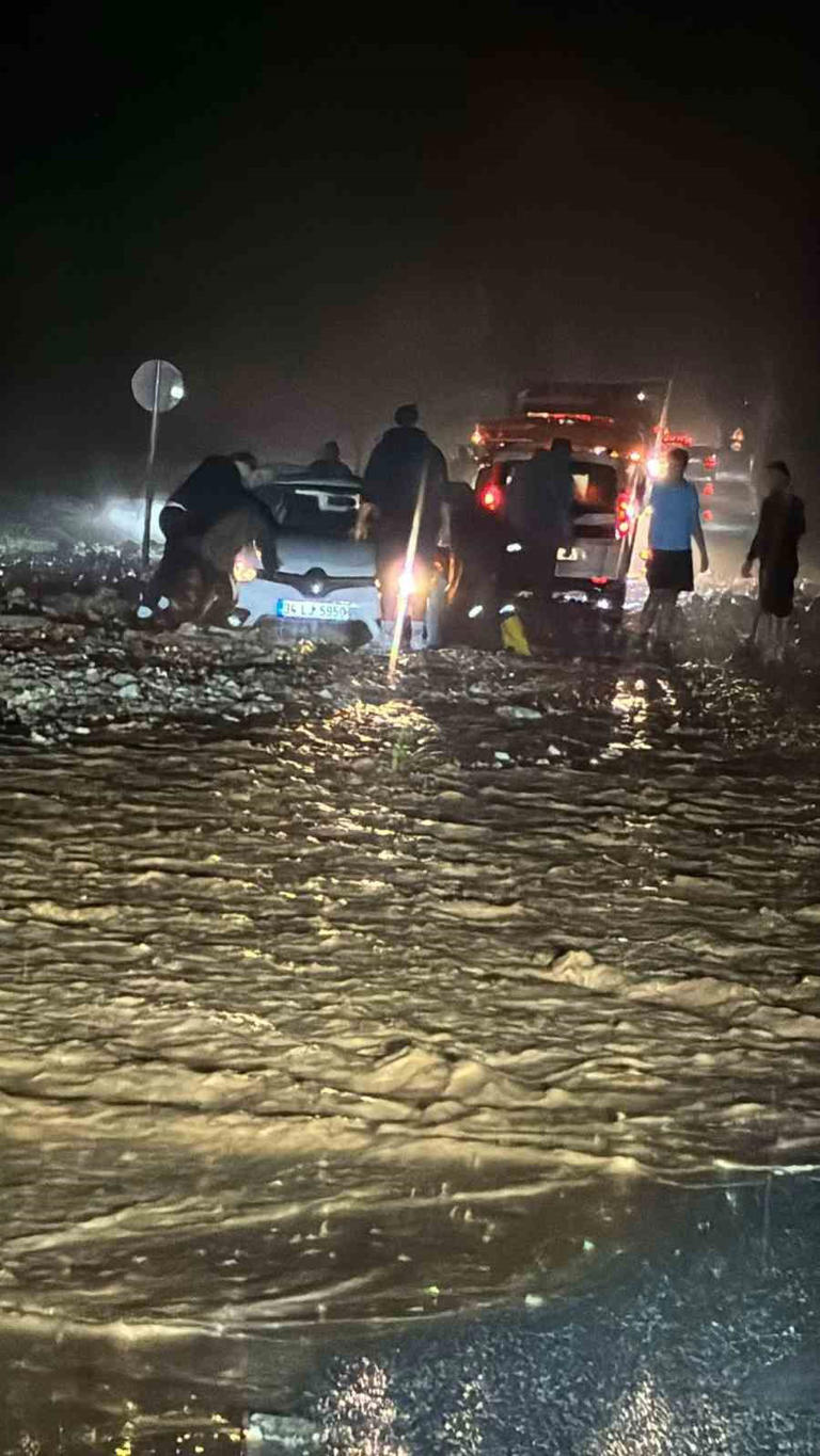 Bodrum’u sel vurdu, ev ve iş yerlerini su bastı
