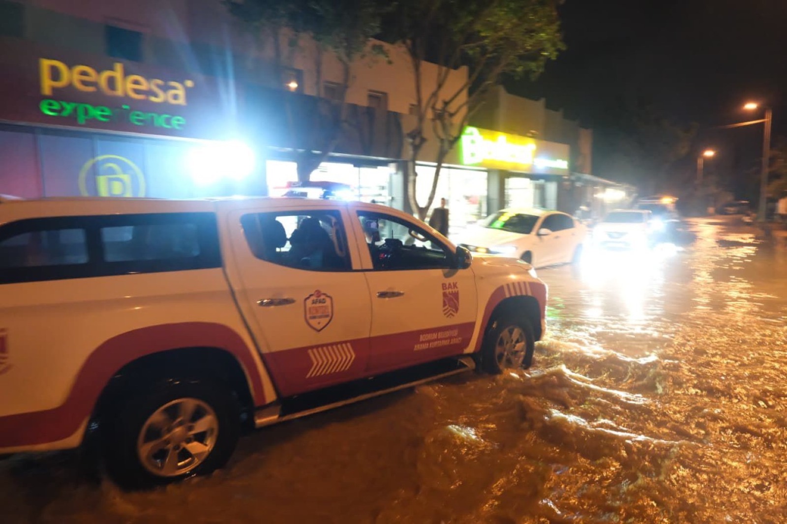 Bodrum'da şiddetli yağıştan 109 ev ve iş yeri ile 4 araç etkilendi