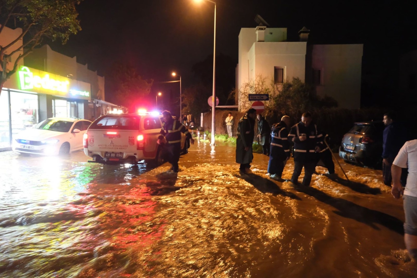 Bodrum'da şiddetli yağıştan 109 ev ve iş yeri ile 4 araç etkilendi