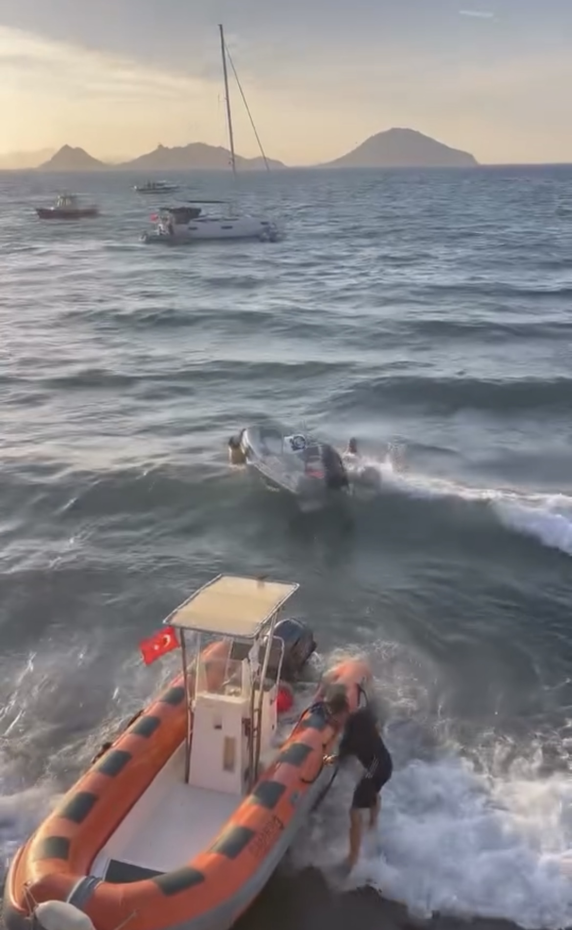 Bodrum’da Fırtına Nedeniyle Tekne Karaya Oturdu