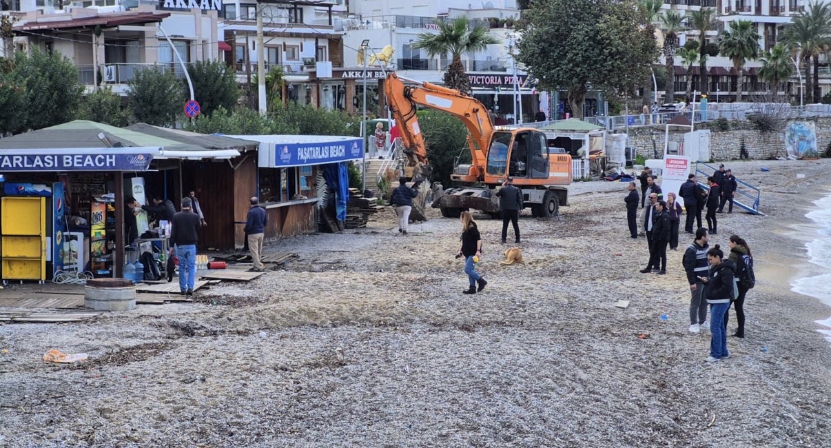 Bodrum'da plajda kaçak yapılar yıkıldı; tonozlar temizlendi