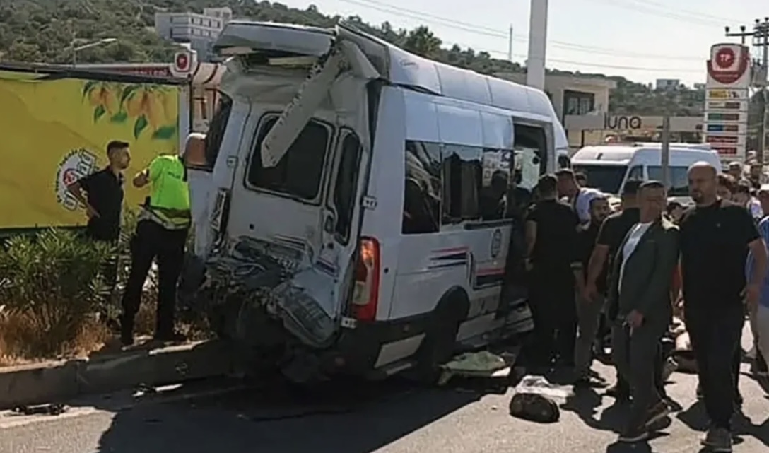 TIR, Yolcu Minibüsüyle Çarpıştı: 1 Ölü, 9 Yaralı