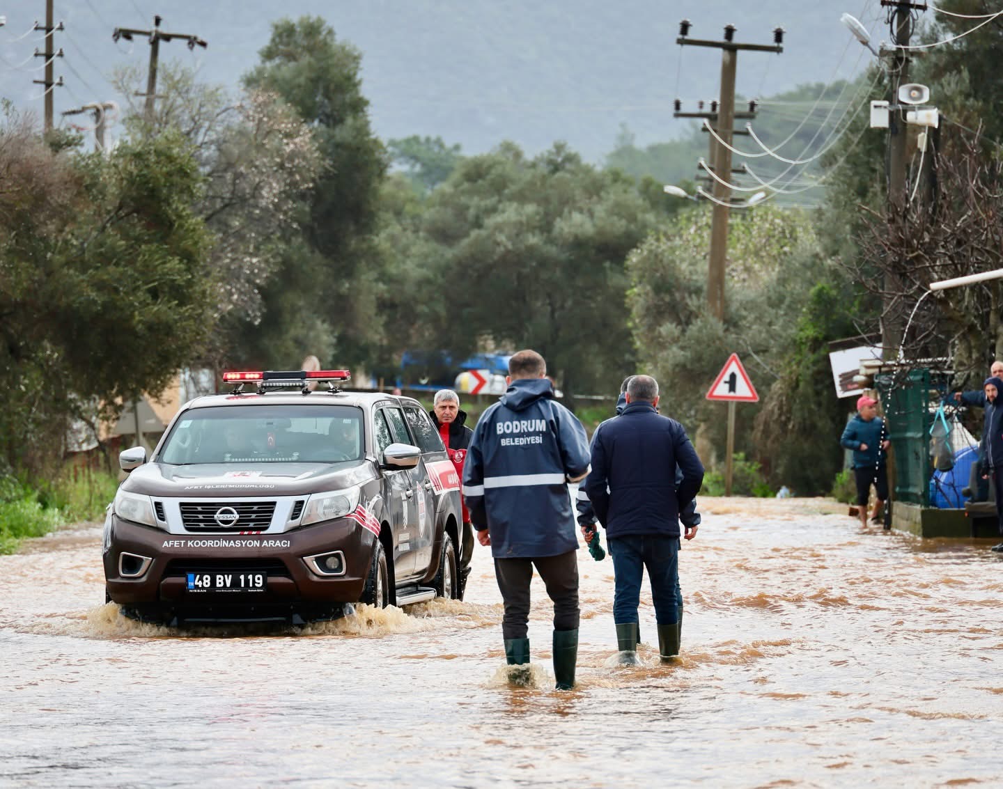 Bodrum’da Sağanak Alarmı: Yollar Kapandı, İş Yerlerini Su Bastı