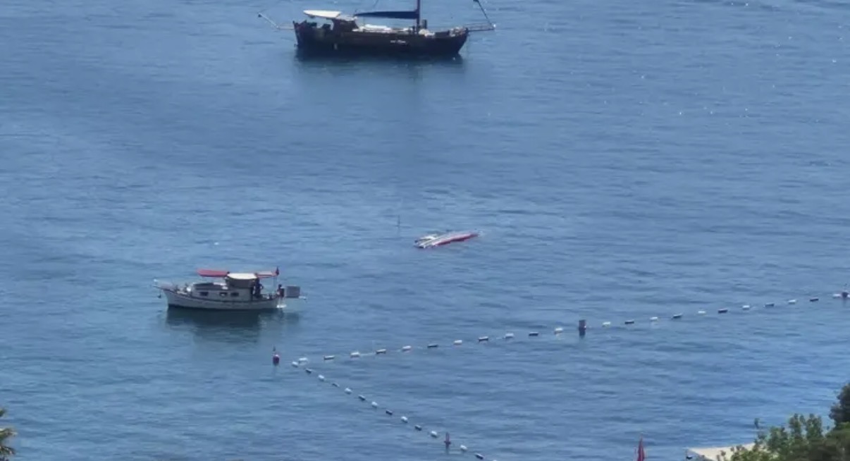 Bodrum'da su alan yelkenli tekne battı