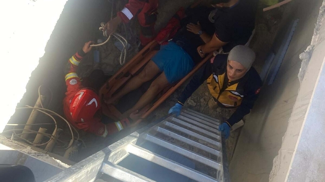Bodrum'da 5 metre derinliğindeki havuzun makine dairesine düşen kişi kurtarıldı