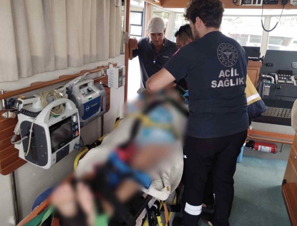 Bodrum'da Mavi Turda Düşen ABD'li Turist Deniz Ambulansıyla Hastaneye Kaldırıldı