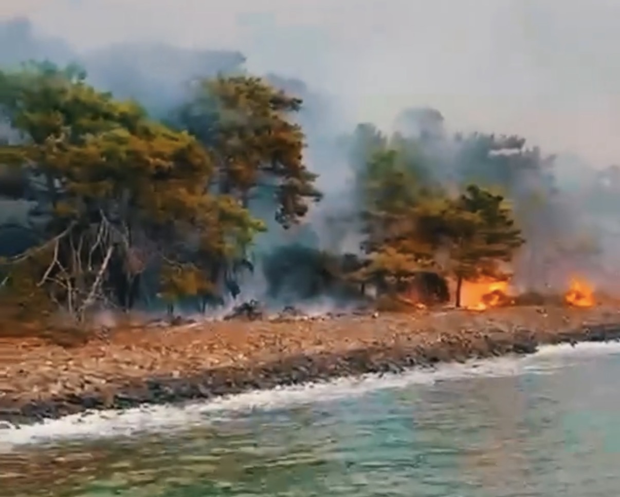 Marmaris Aksaz’da yangınla mücadele sürüyor