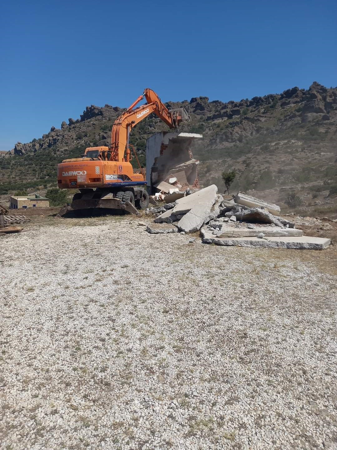 Bodrum’da bir meradaki kaçak bina ve eklentiler yıkıldı