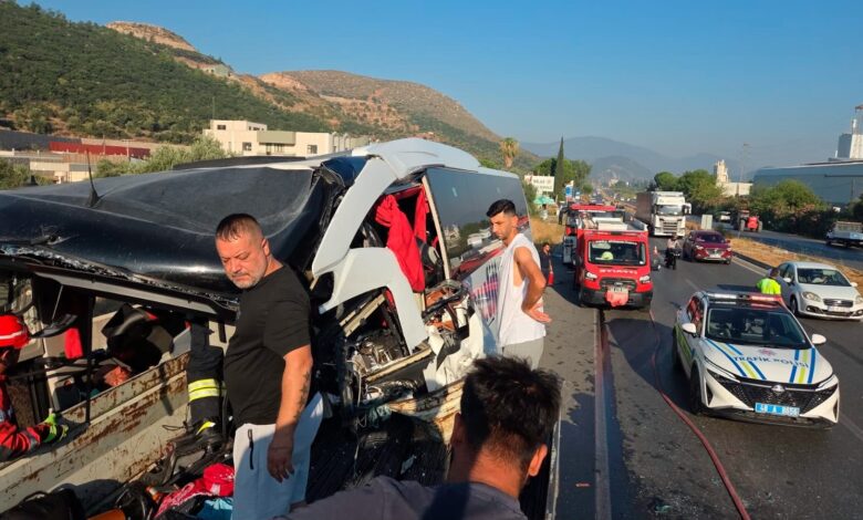 Milas-Söke Karayolunda Feci Kaza: Tur Otobüsünün Tıra Çarptığı kazada 2 kişi hayatını kaybetti, 18 kişi yaralandı