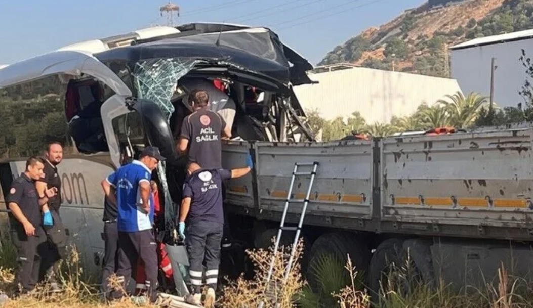 Milas-Söke Karayolunda Feci Kaza: Tur Otobüsünün Tıra Çarptığı kazada 2 kişi hayatını kaybetti, 18 kişi yaralandı
