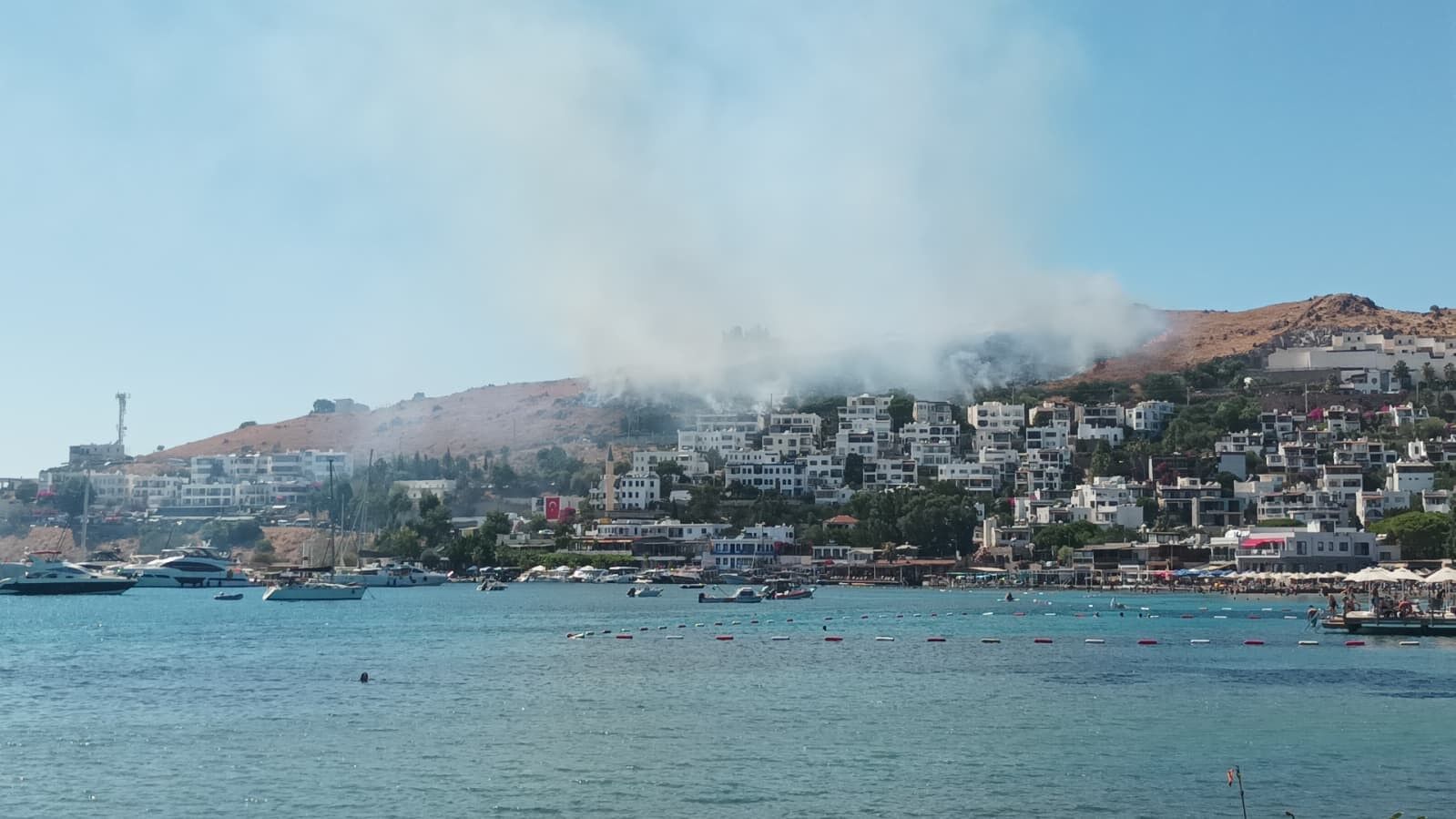 Bodrum Akyarlar alevlere teslim ekipler havadan müdahale ediyor