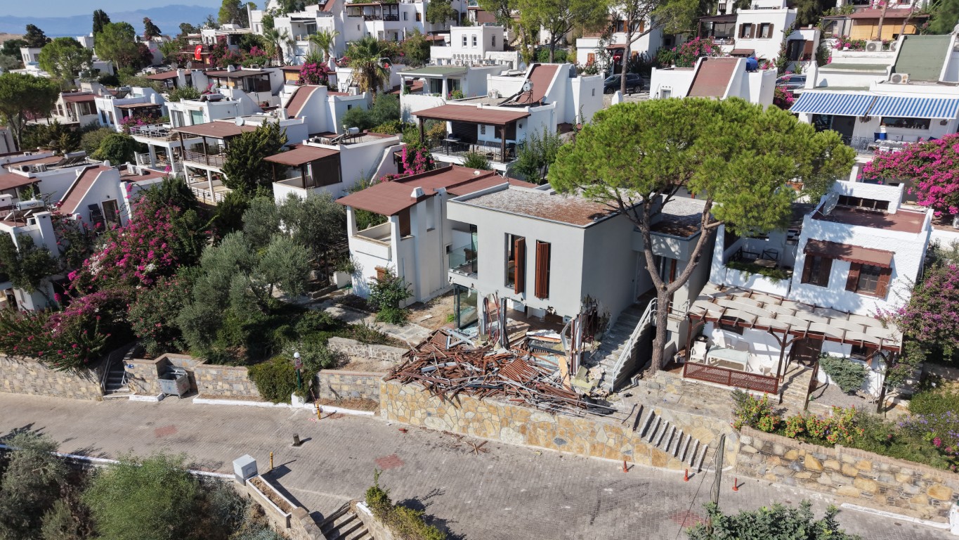 Bitez Aktur tatil sitesindeki kaçak yapı yıkıldı